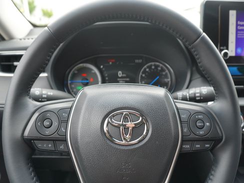 Used 2024 Toyota Venza LE AWD/4WD image 21