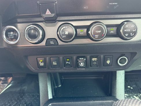 Used 2019 Toyota Tacoma TRD Off-Road w/ Technology Package AWD/4WD image 34