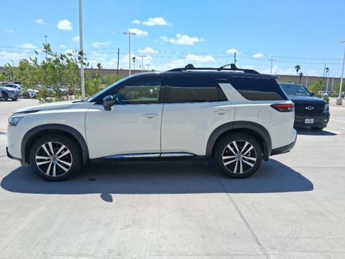 Used 2023 Nissan Pathfinder Platinum FWD image 3
