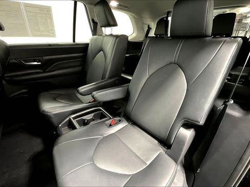 Used 2025 Toyota Grand Highlander AWD image 34