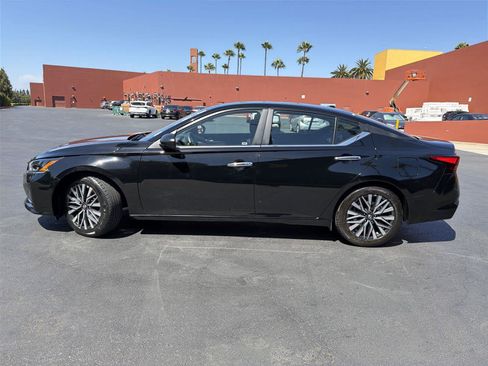 Used 2025 Nissan Altima 2.5 SV FWD image 3