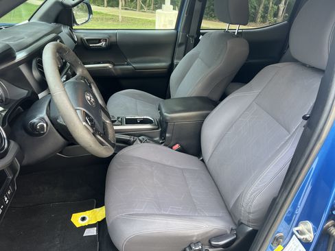 Used 2018 Toyota Tacoma TRD Sport w/ Technology Package RWD image 15