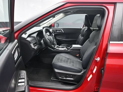 Used 2025 Mitsubishi Outlander AWD image 12
