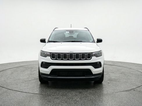 Used 2025 Jeep Compass Latitude image 2