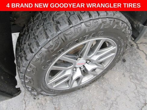 Used 2022 GMC Sierra 1500 AT4 w/ AT4 Carbonpro Edition AWD/4WD image 2