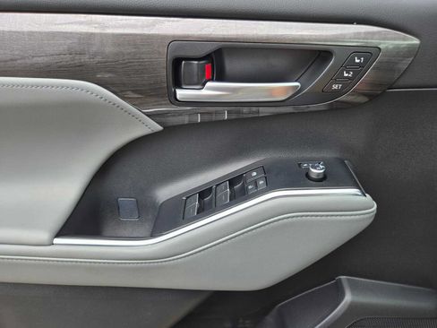Certified 2025 Toyota Highlander Platinum AWD/4WD image 25
