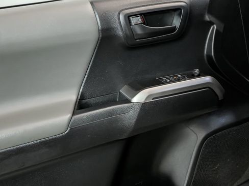 Used 2019 Toyota Tacoma SR5 AWD/4WD image 9