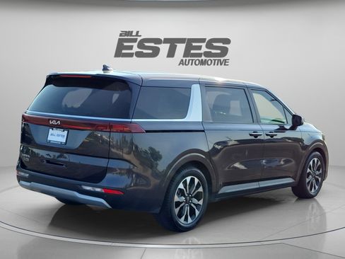 Used 2023 Kia Carnival EX FWD image 4