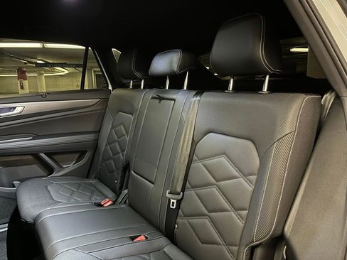 Used 2025 Volkswagen Atlas Cross Sport SE w/ Black Wheel Package image 21