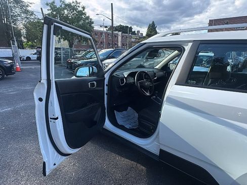 Used 2023 Hyundai Venue SEL FWD image 10