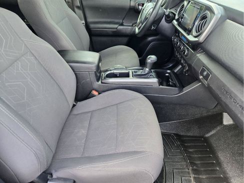 Used 2017 Toyota Tacoma TRD Off-Road w/ Premium & Technology Package AWD/4WD image 13