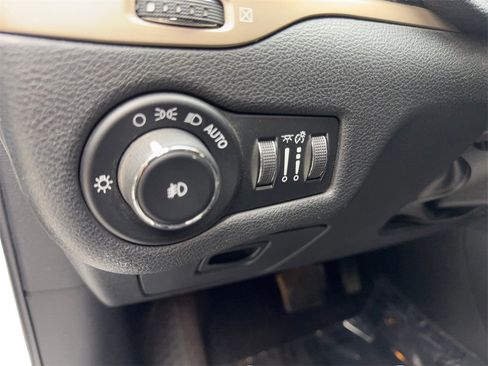 Used 2016 Jeep Cherokee Limited image 56