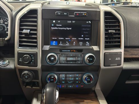 Used 2019 Ford F150 Lariat w/ Equipment Group 502A Luxury AWD/4WD image 29