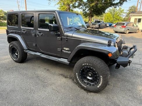 Used 2014 Jeep Wrangler Unlimited Sahara image 3