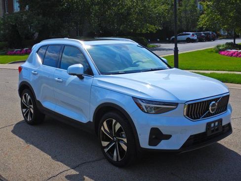 Used 2024 Volvo XC40 B5 Plus w/ Protection Package Premier AWD/4WD image 3