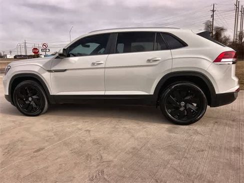 Used 2024 Volkswagen Atlas Cross Sport SE image 4