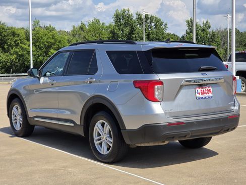 Used 2024 Ford Explorer XLT AWD/4WD image 4