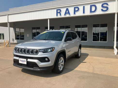 Used 2024 Jeep Compass Latitude AWD/4WD image 3