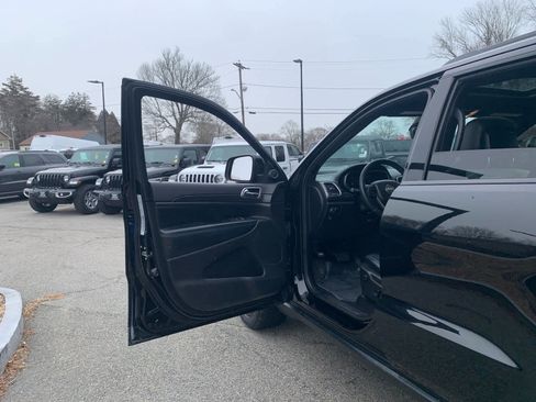 Used 2019 Jeep Grand Cherokee Laredo image 15