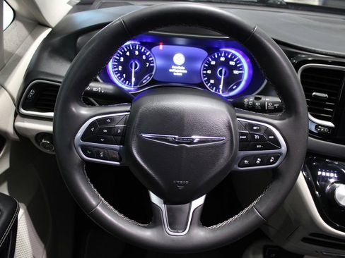 Used 2023 Chrysler Pacifica Touring-L image 22