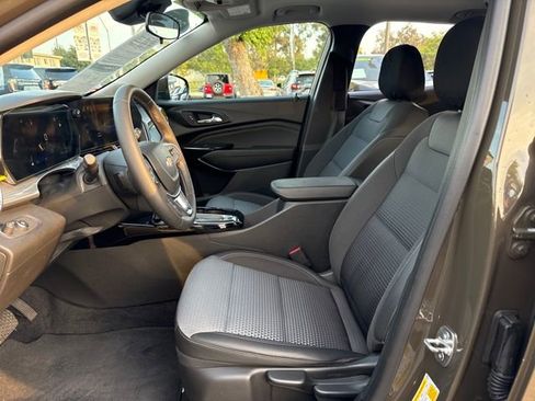 Certified 2024 Chevrolet Trax LT w/ Sunroof Package image 9