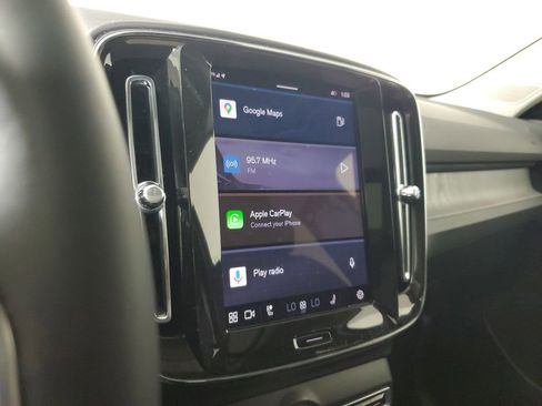 Certified 2025 Volvo XC40 B5 Core image 30