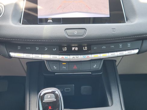 Used 2021 Cadillac XT4 Luxury w/ Cold Weather Package FWD image 20