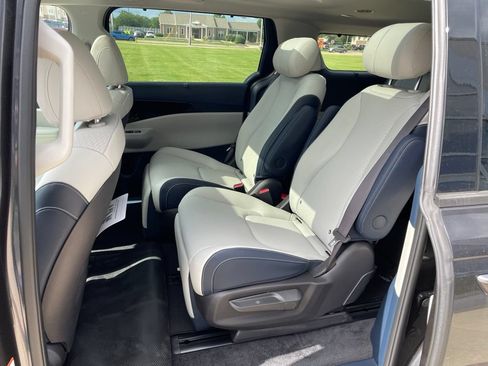 New 2026 Kia Carnival SX w/ SX Dark Edition Package FWD image 11