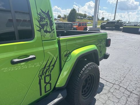 New 2025 Jeep Gladiator Sport image 17