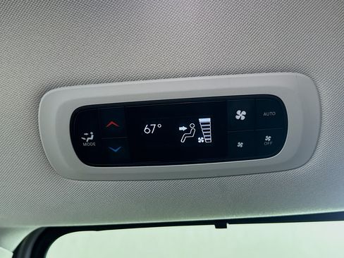 Used 2024 Chrysler Pacifica Touring-L FWD image 23
