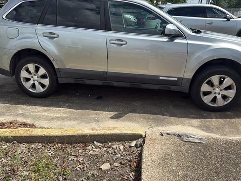 Used 2010 Subaru Outback 2.5i Premium AWD/4WD image 4