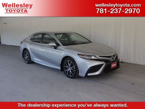 Used 2023 Toyota Camry SE AWD/4WD image 1