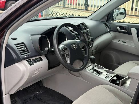 Used 2013 Toyota Highlander Plus AWD/4WD image 12