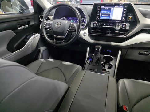 Used 2022 Toyota Highlander XLE FWD image 20