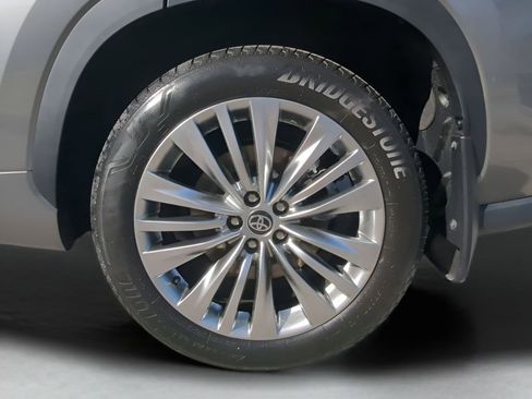 New 2026 Toyota Highlander Platinum image 11