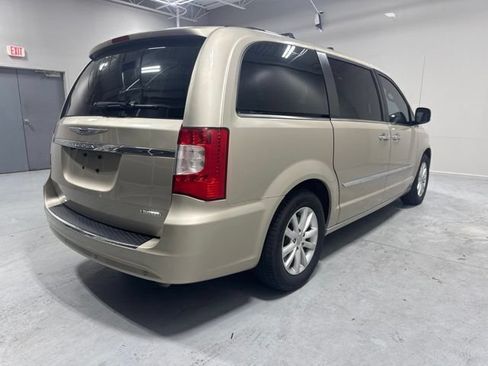 Used 2015 Chrysler Town & Country Limited Platinum FWD image 5