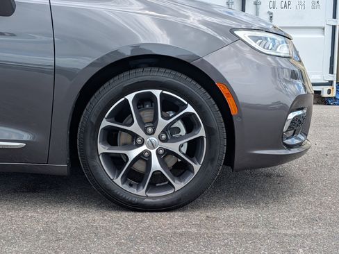 Used 2022 Chrysler Pacifica Limited image 11