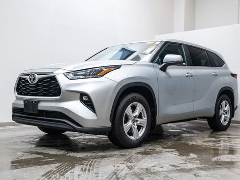 Used 2024 Toyota Highlander LE image 3