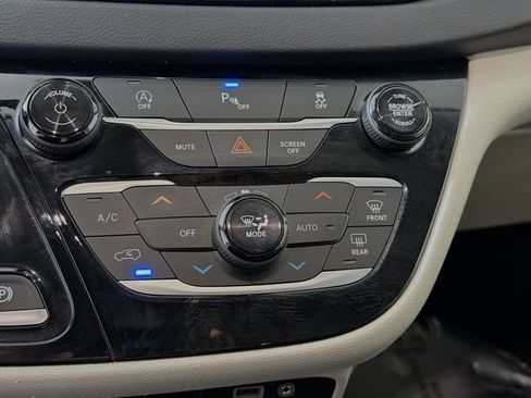 Used 2020 Chrysler Pacifica Touring-L FWD image 16