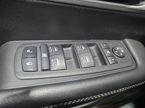 Used 2025 Chrysler Pacifica Limited FWD image 24