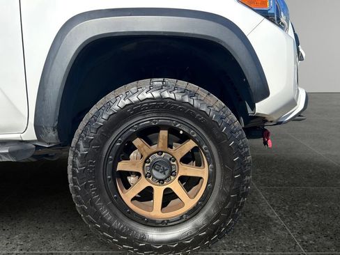 Used 2019 Toyota Tacoma TRD Off-Road w/ Technology Package AWD/4WD image 7