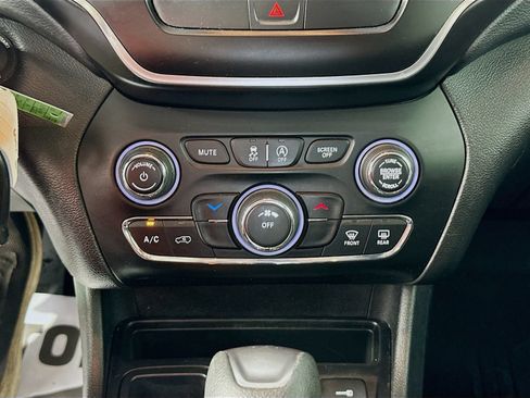 Used 2019 Jeep Cherokee Latitude w/ Popular Appearance Group FWD image 15