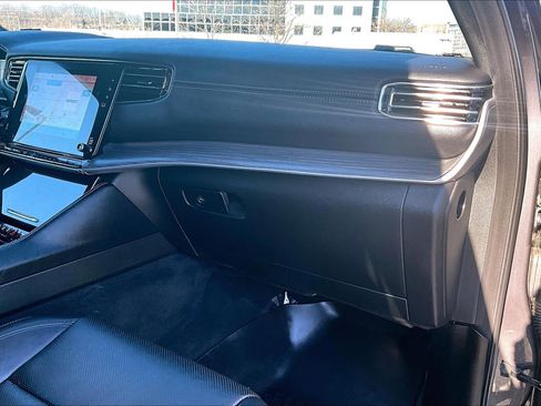 Used 2024 Jeep Wagoneer L Series II w/ Premium Group I image 15