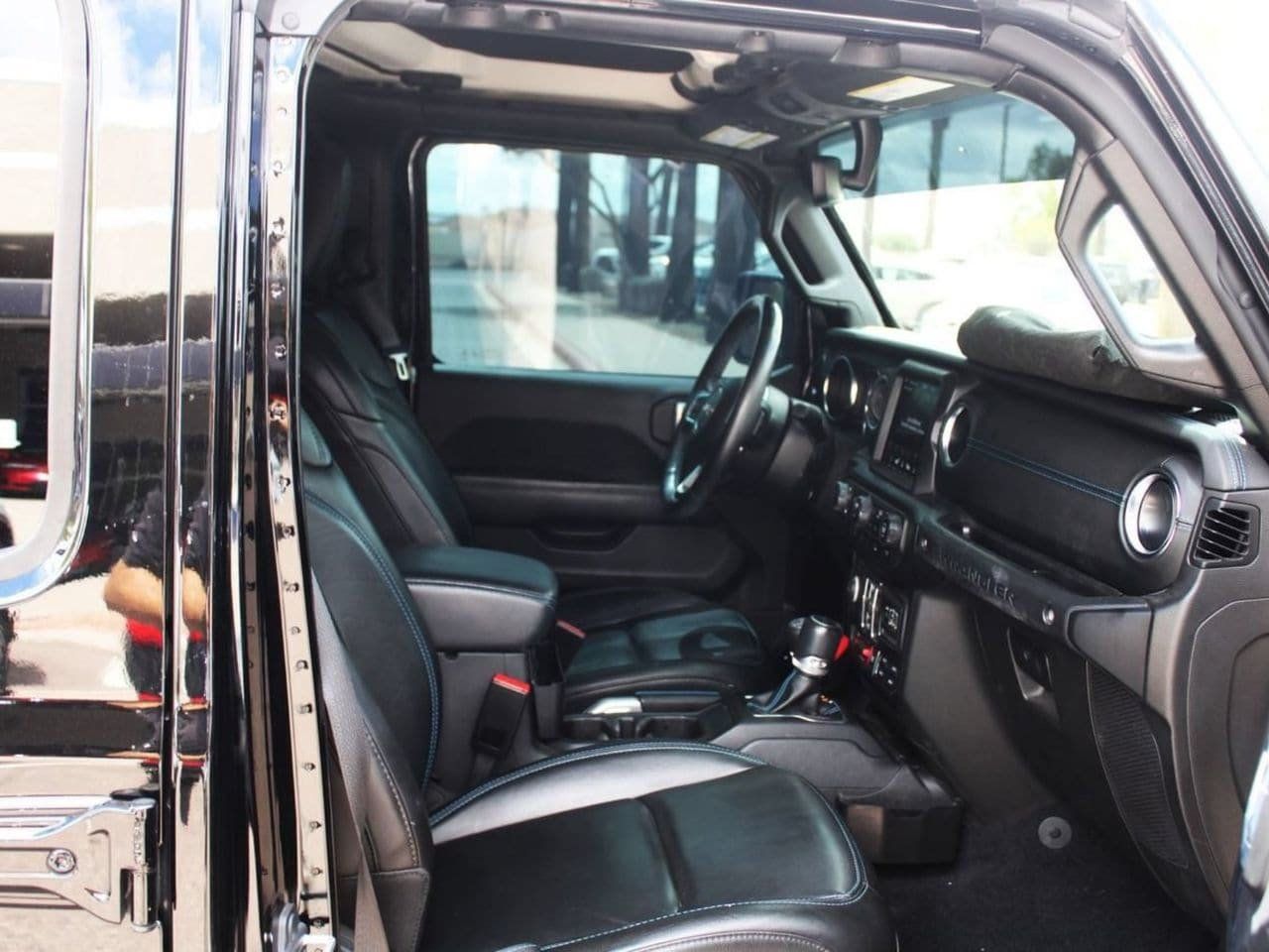 Used 2021 Jeep Wrangler Unlimited Rubicon 4xe w/ Cold Weather Group AWD/4WD image 15