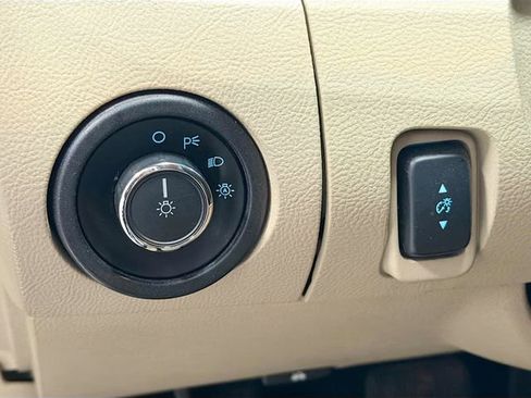 Used 2016 Ford Taurus SE image 9