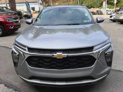Used 2025 Chevrolet Trax LT w/ Driver Confidence Package image 3