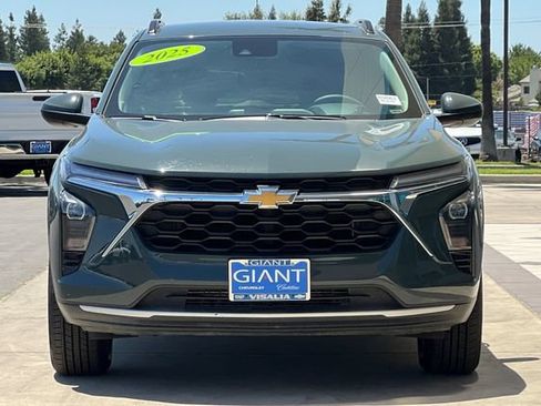 Used 2025 Chevrolet Trax LT FWD image 9