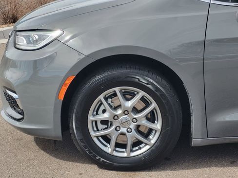 Used 2021 Chrysler Pacifica Touring image 9