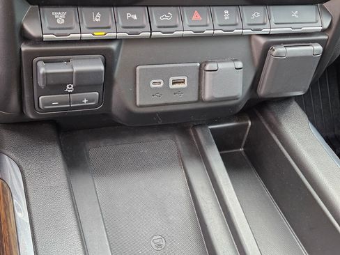 Used 2023 Chevrolet Silverado 3500 High Country image 27