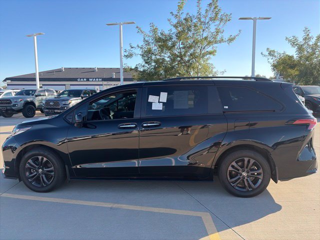 Used 2025 Toyota Sienna XSE AWD/4WD image 4
